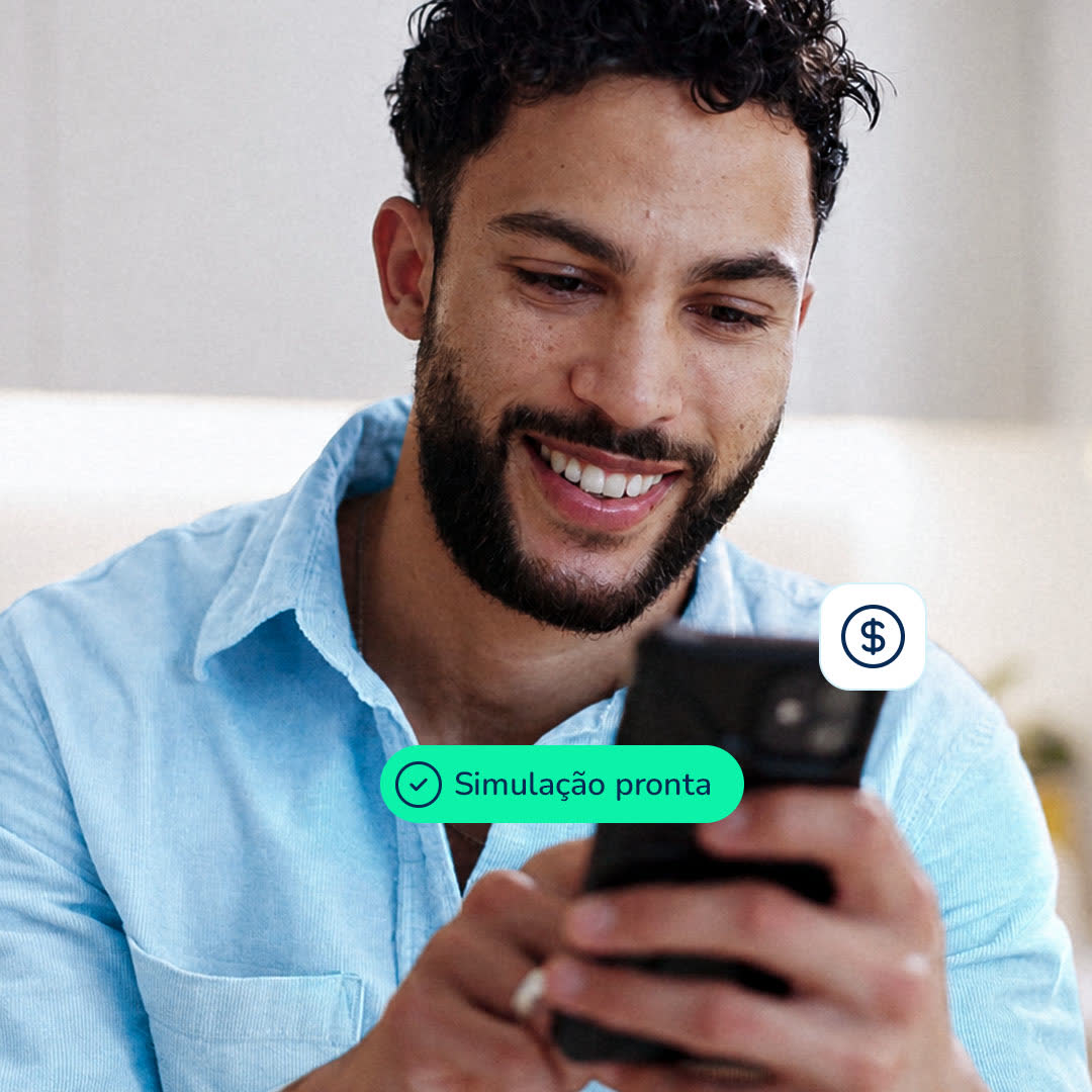 Homem sorrindo usando o app da Eutbem no celular