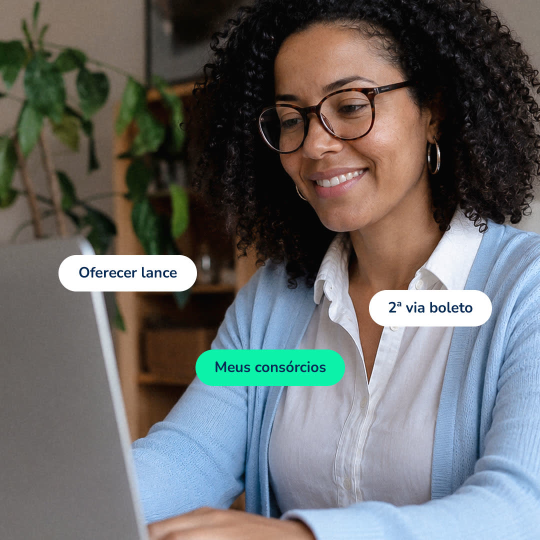 Cliente acompanhando o consórcio pelo notebook